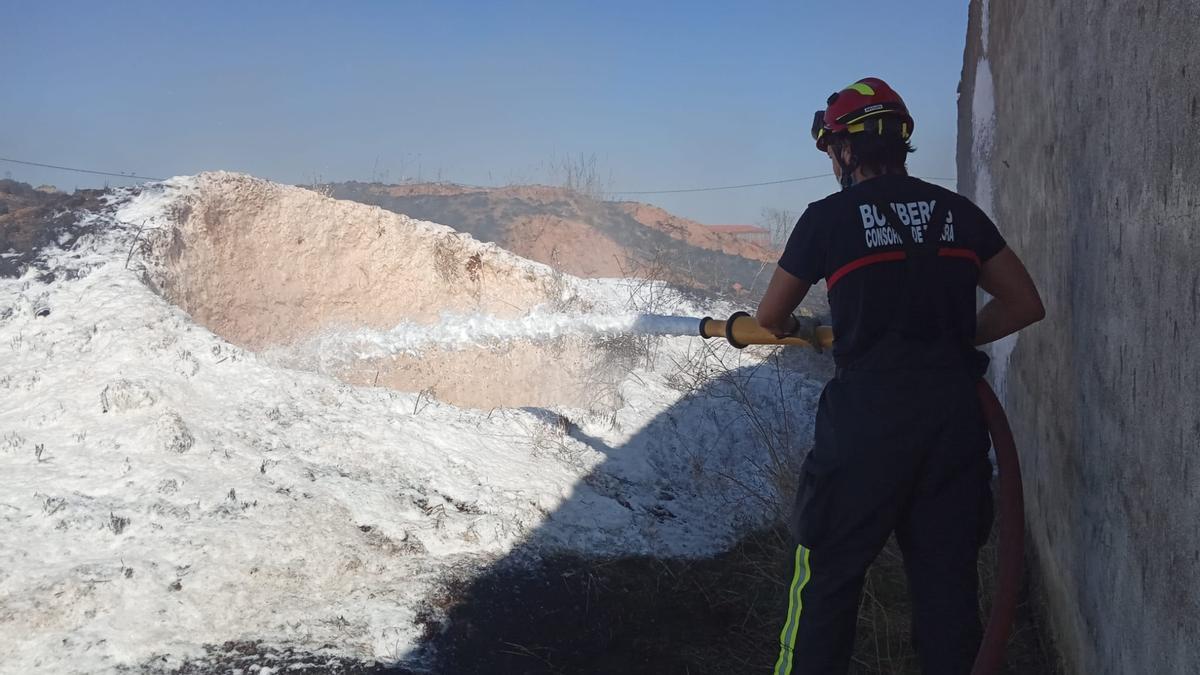 Un bombero sofoca el incendio en la chimenea de la zona de bodegas de Santibáñez de Vidriales.