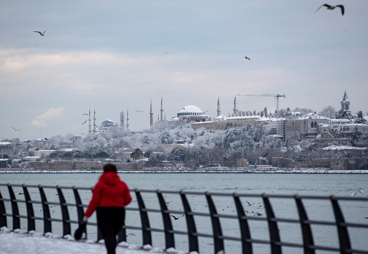 La peor parte, sin embargo, se la está llevando Estambul, donde cientos de pasajeros han pasado la noche en el aeropuerto, sin poder salir del edificio: la autopista que lleva al nuevo aeropuerto ha sido cerrada, y cientos de coches -con sus conductores- han quedado varados en ella durante la noche y posterior madrugada.