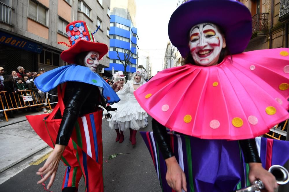 El desfile de Carnaval inunda de gente, color y humor el centro de Pontevedra