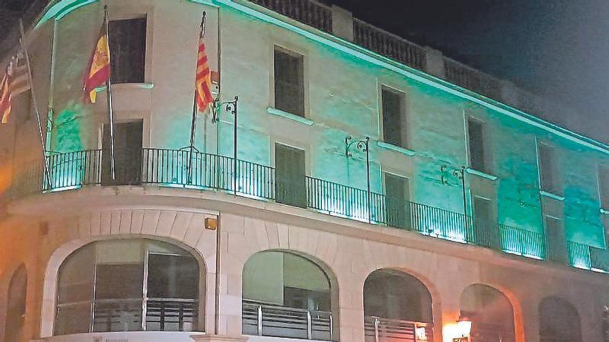 Foto de archivo del Ayuntamiento de Manacor iluminado por la ELA.