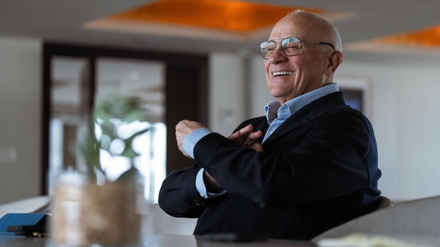 Josep Oliu sobre el regreso a Cataluña en plena opa: &quot;Ante un ataque externo, mejor estar en el castillo&quot;