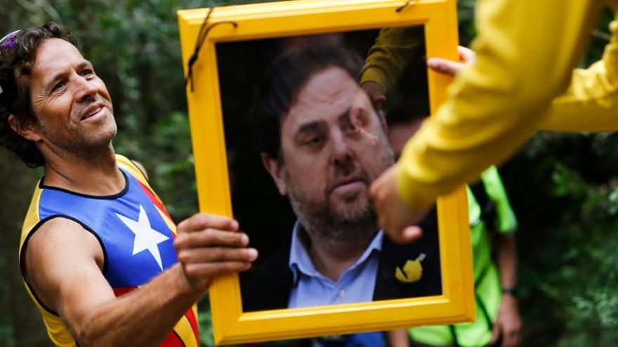 Una cadena humana sube fotos de los presos al Montserrat.