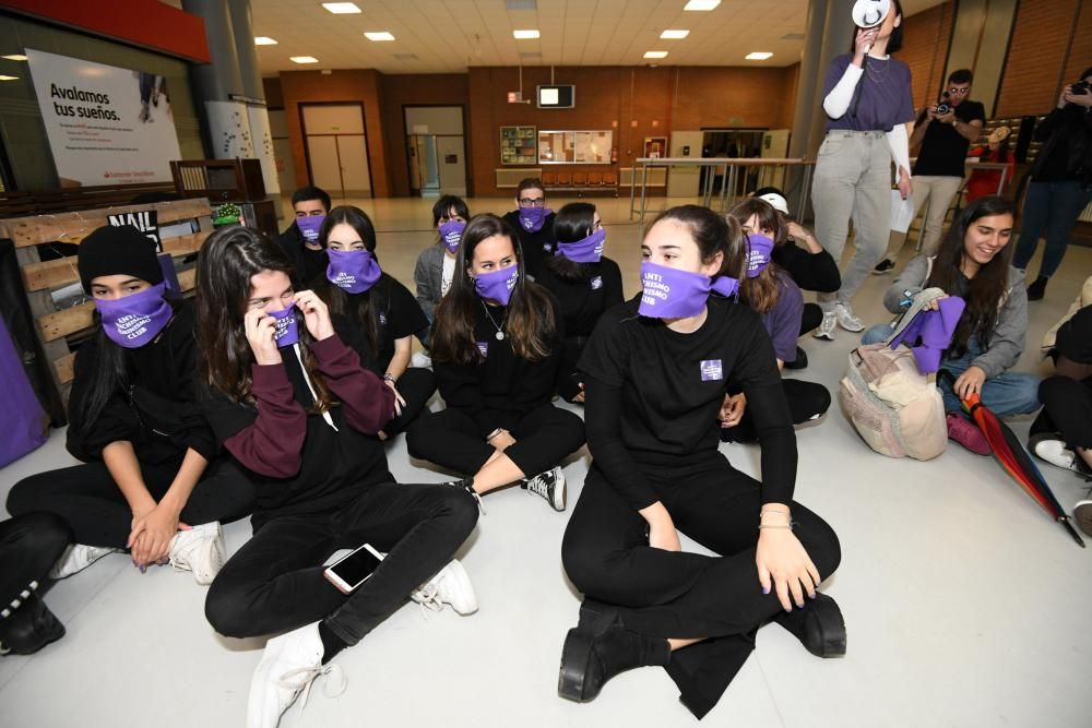 Sentada y performance feministas en el campus de Pontevedra