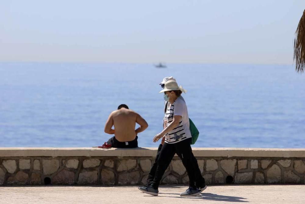 Los malagueños se lanzan a la playa