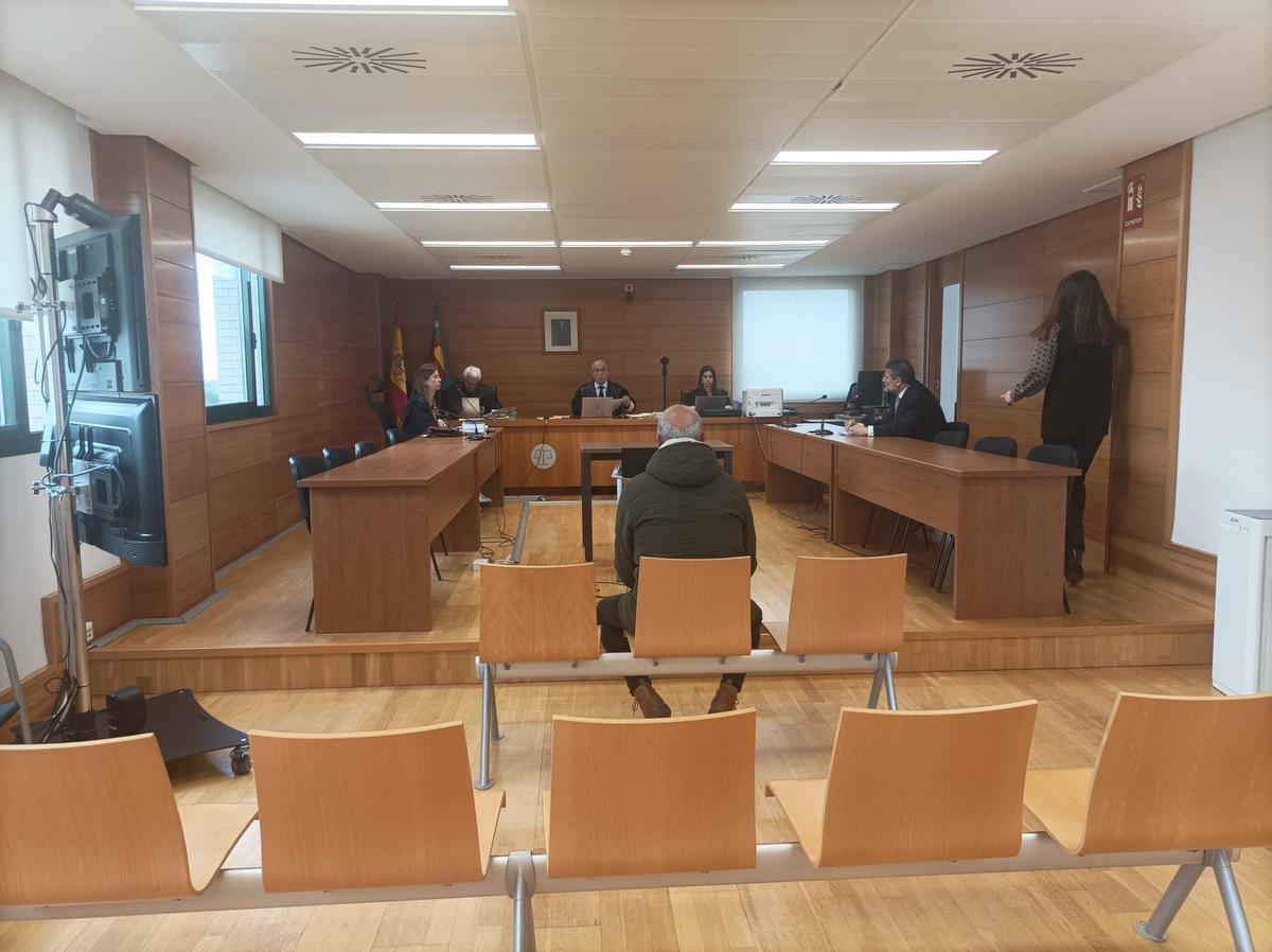 El condenado, durante la lectura del acuerdo de conformidad, este lunes en los juzgados de Castellón.