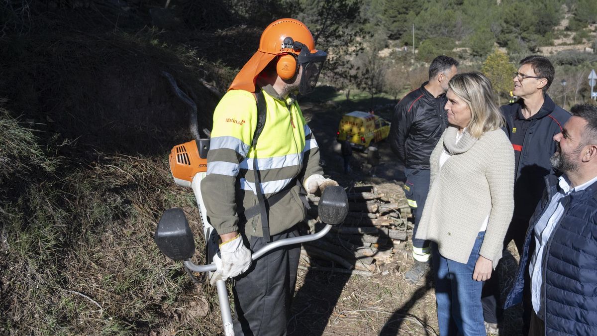 Marta Barrachina conversa con uno de los componentes de estas unidades.