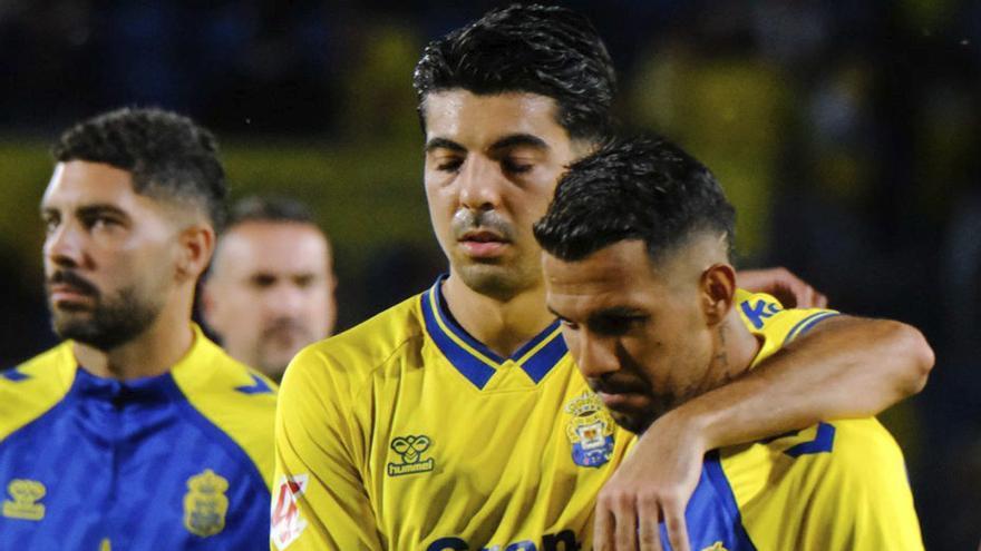 Enrique Clemente consuela a Viera, en el descanso del partido.