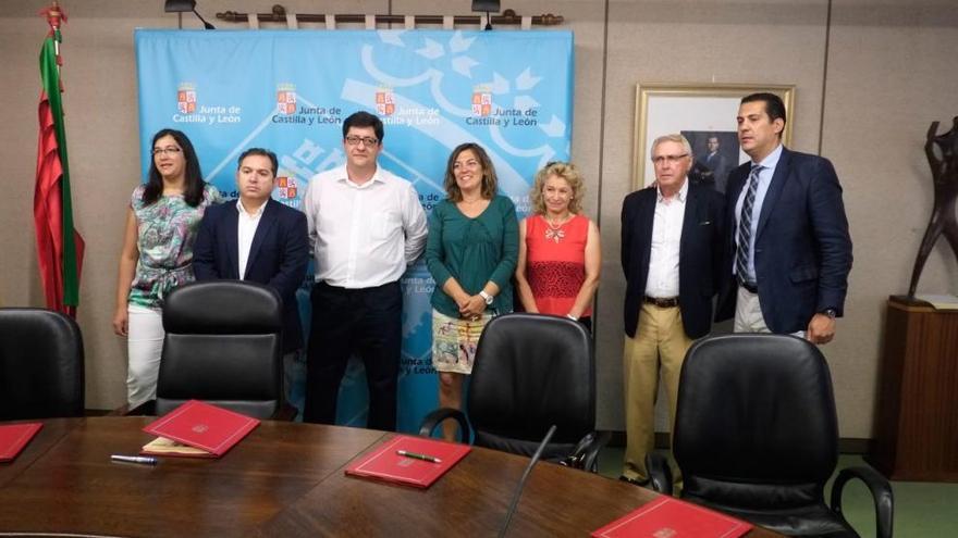 La consejera Milagros Marcos con representantes de los GAL de Zamora