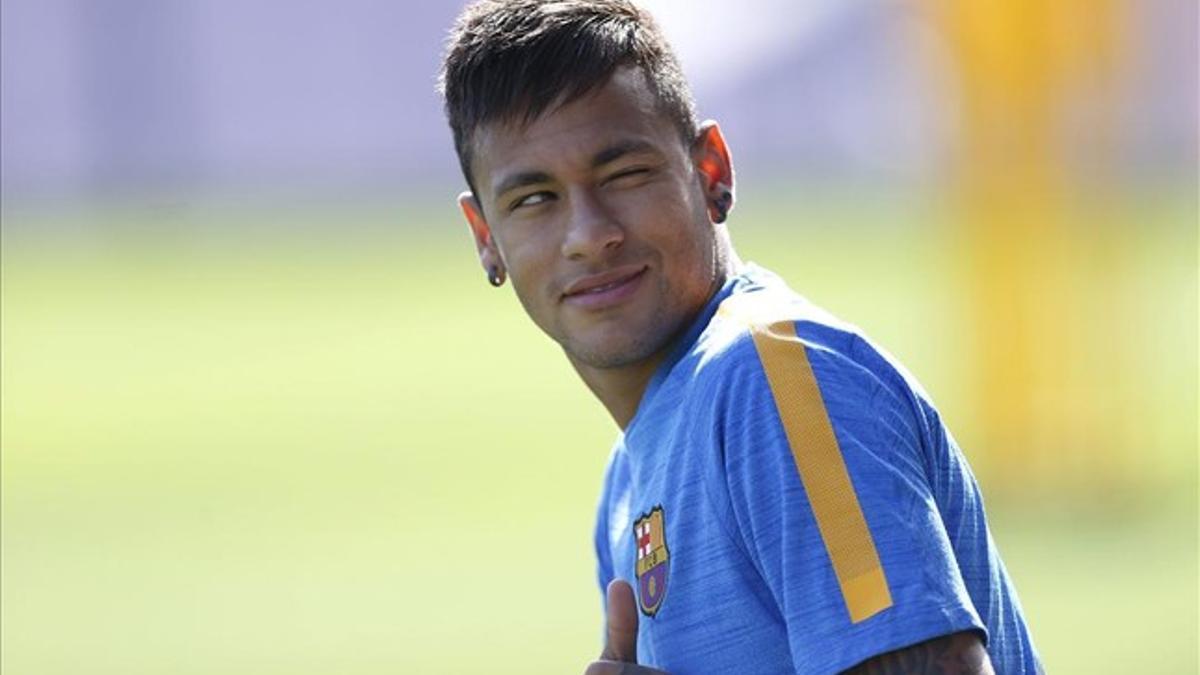 Neymar salta al césped de la ciudad deportiva Joan Gamper para iniciar el entrenamiento de este viernes con el Barça.