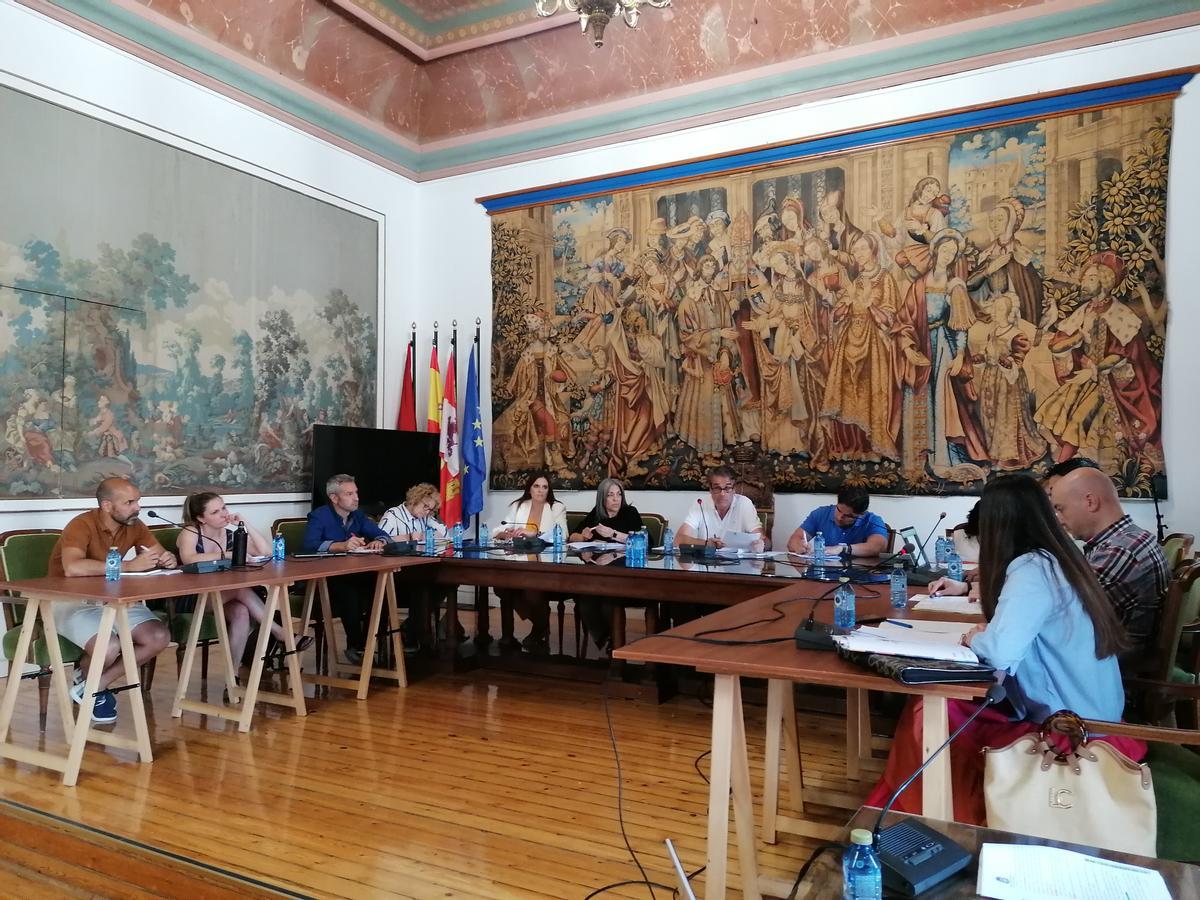 Los concejales debaten en el pleno celebrado este lunes en el Ayuntamiento