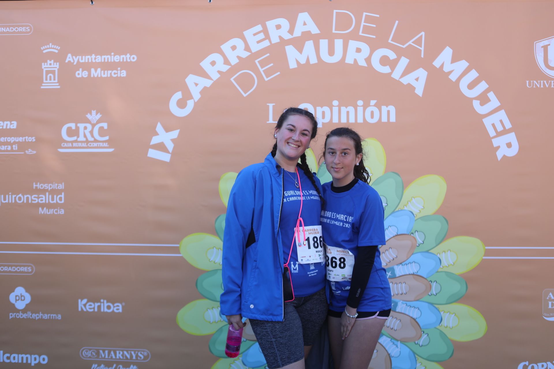 Las participantes posan en el photocall tras finalizar la Carrera de la mujer de Murcia