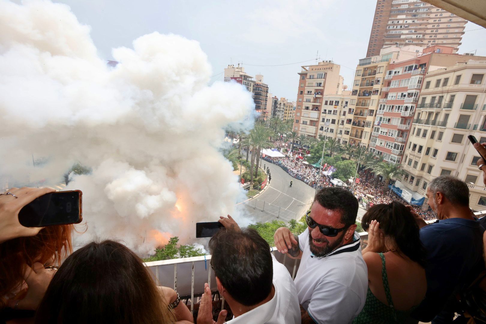 Así se vive una mascletá desde un balcón de Luceros