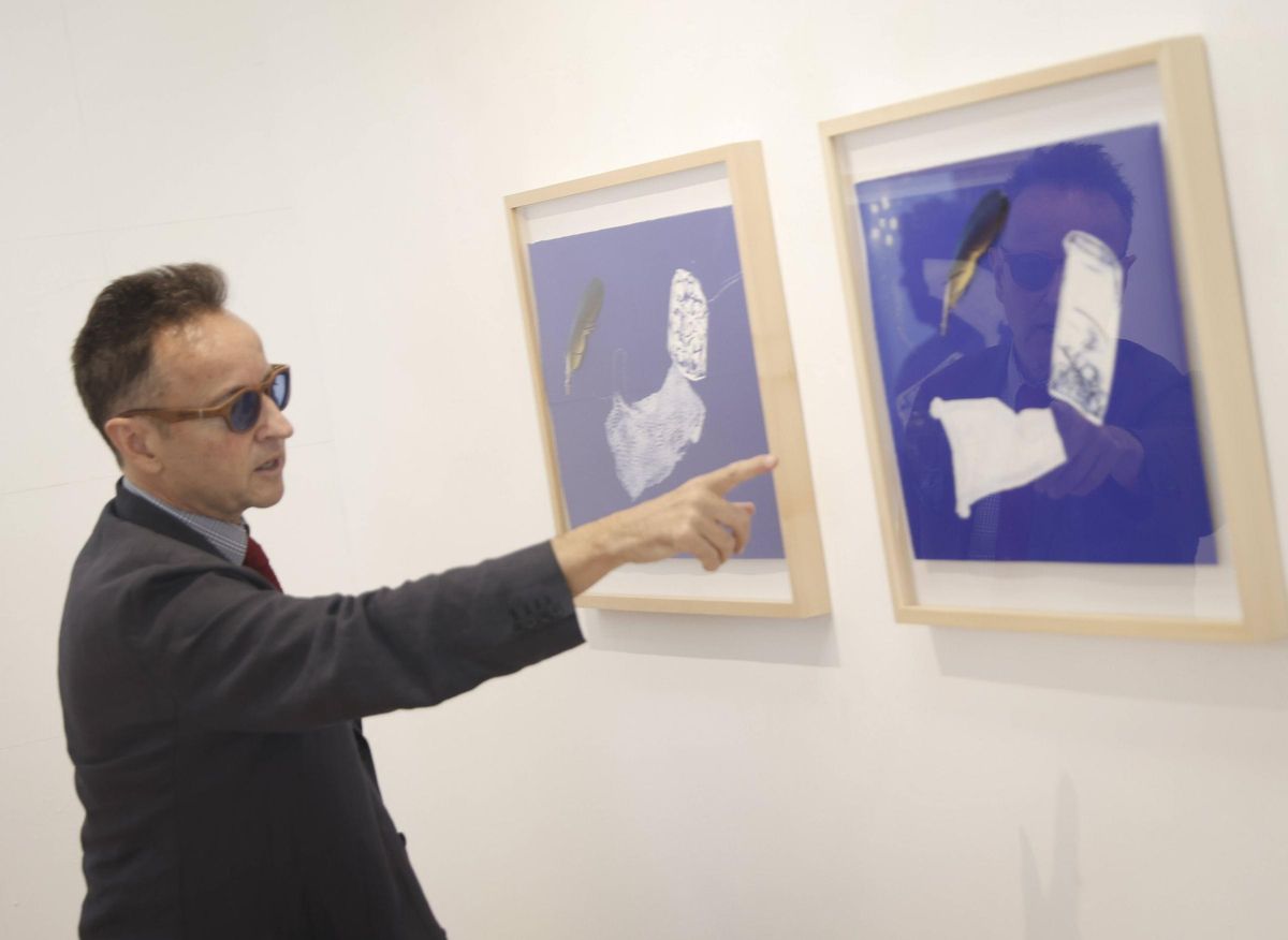 Joan Punyet de Miró da detalles de una de sus obras hecha con materiales reciclados