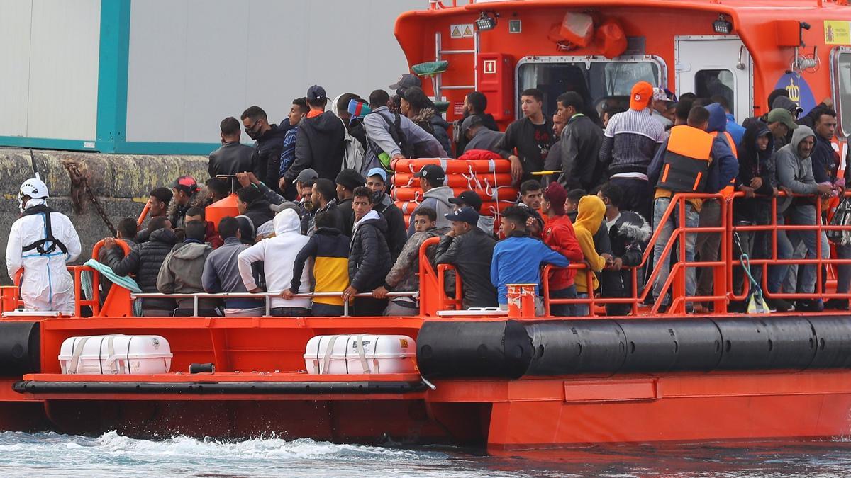 Llegada de la Salvamar Menkalinan al muelle de Arguineguín (Gran Canaria) con más de un centenar de inmigrantes