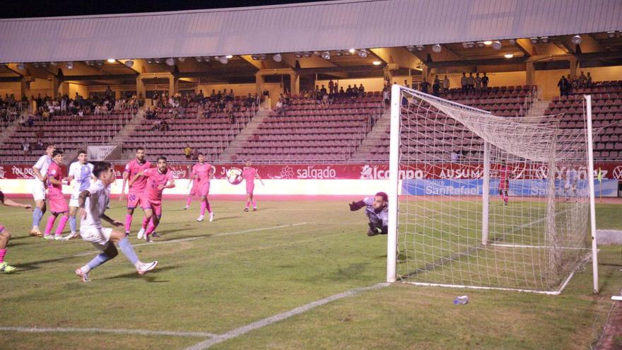 Nueva derrota en el Vero Boquete para el Compostela tras una torpe primera parte