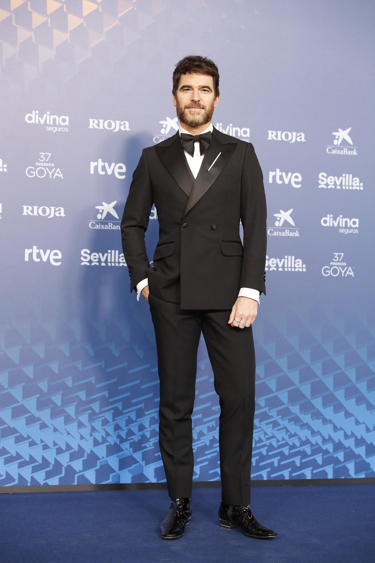 SEVILLA 11/02/2023.- El actor Alfonso Bassave a su llegada a la XXXVII edición de los Premios Goya, que se celebra este sábado en el Palacio de Congresos y Exposiciones FIBES de Sevilla. EFE/Jorge Zapata