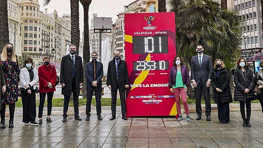 Presentación del reloj del Eurobasket en la Plaza del Ayuntamiento