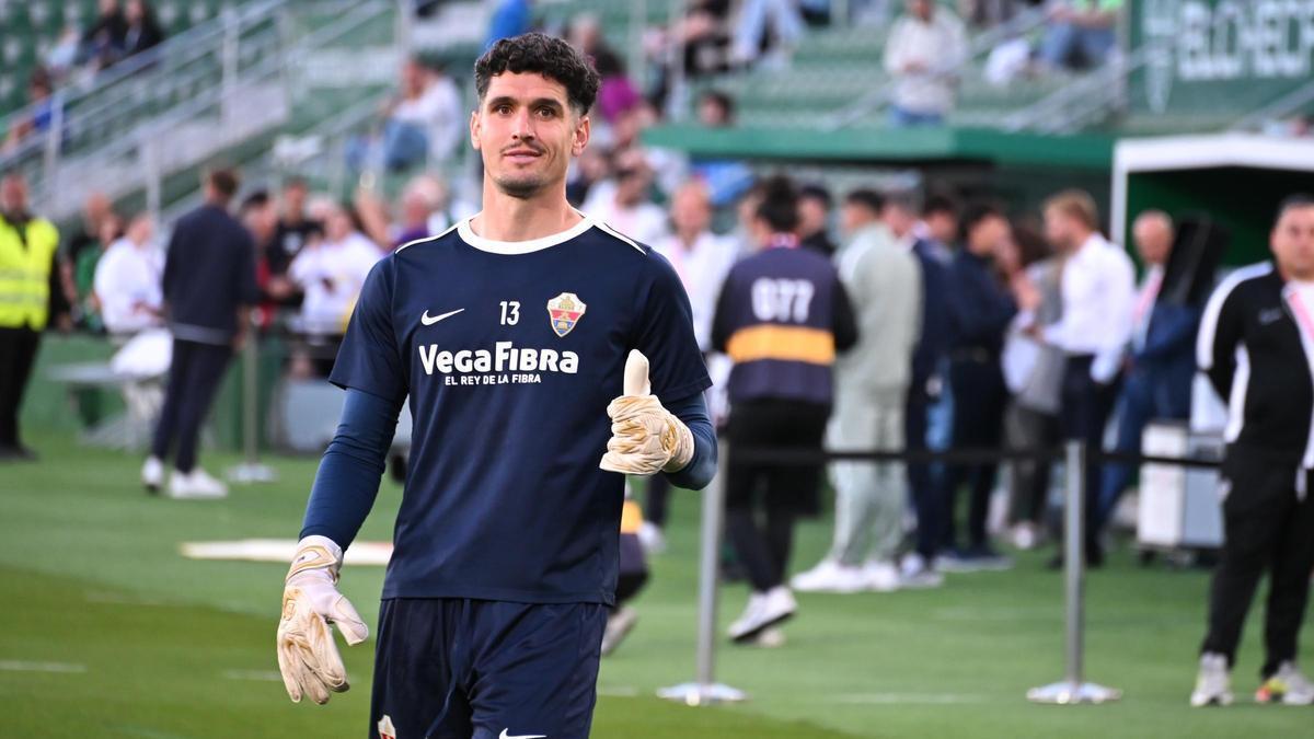 Matías Dituro, con el pulgar hacia arriba en los instantes previos a iniciar un calentamiento pre-partido, en el Martínez Valero.