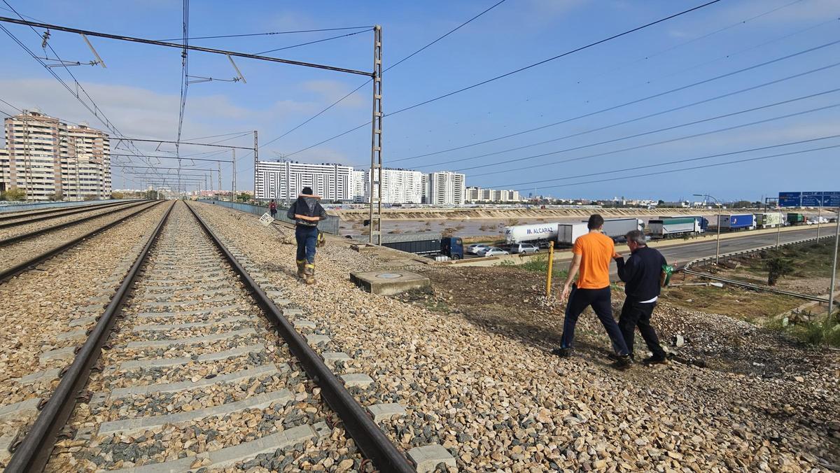Camino de regreso por el puente del río