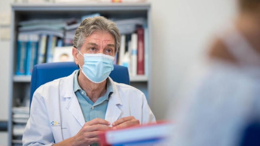 El médico internista Juan Luis Gómez Sirvent, en su despacho en el Hospital Universitario de Canarias.