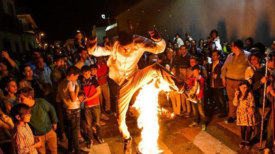 Tradicional quema del corcho, en una edición anterior de las fiestas.