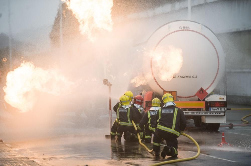 Bomberos y personal de los equipos de emergencias ensayan cómo intervenir en caso de accidente con mercancías peligrosas