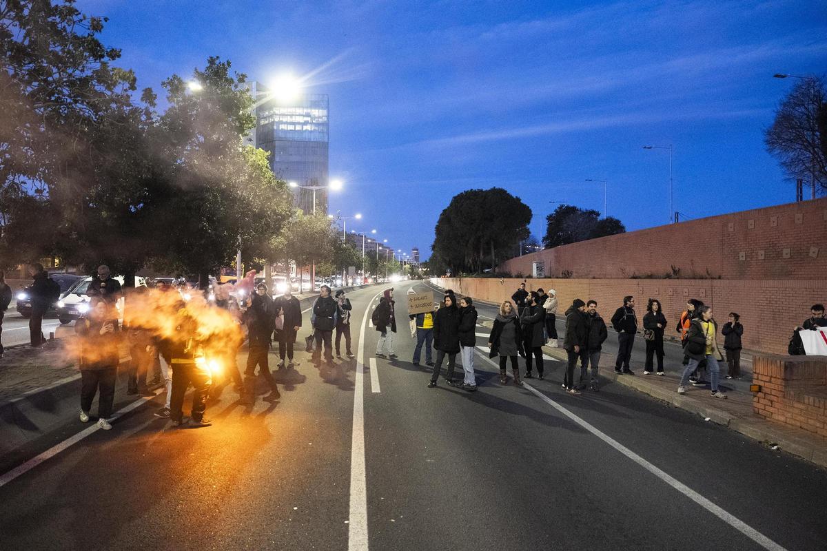 Los profesores cortan la ronda litoral en la jornada de huelga de docentes Los profesores cortan la ronda litoral en la jornada de huelga de docentes