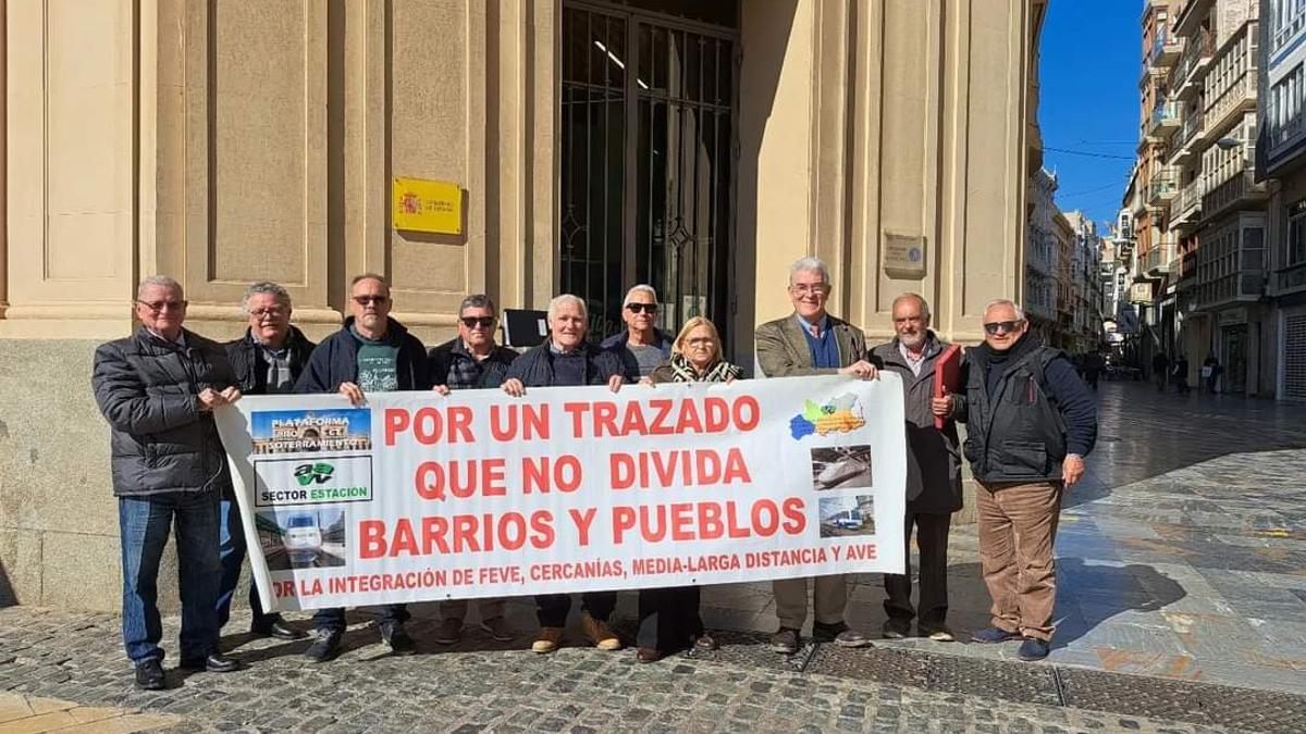 Miembros de la Plataforma Pro Tren CT se manifiestan por la calles de Cartagena, este miércoles.