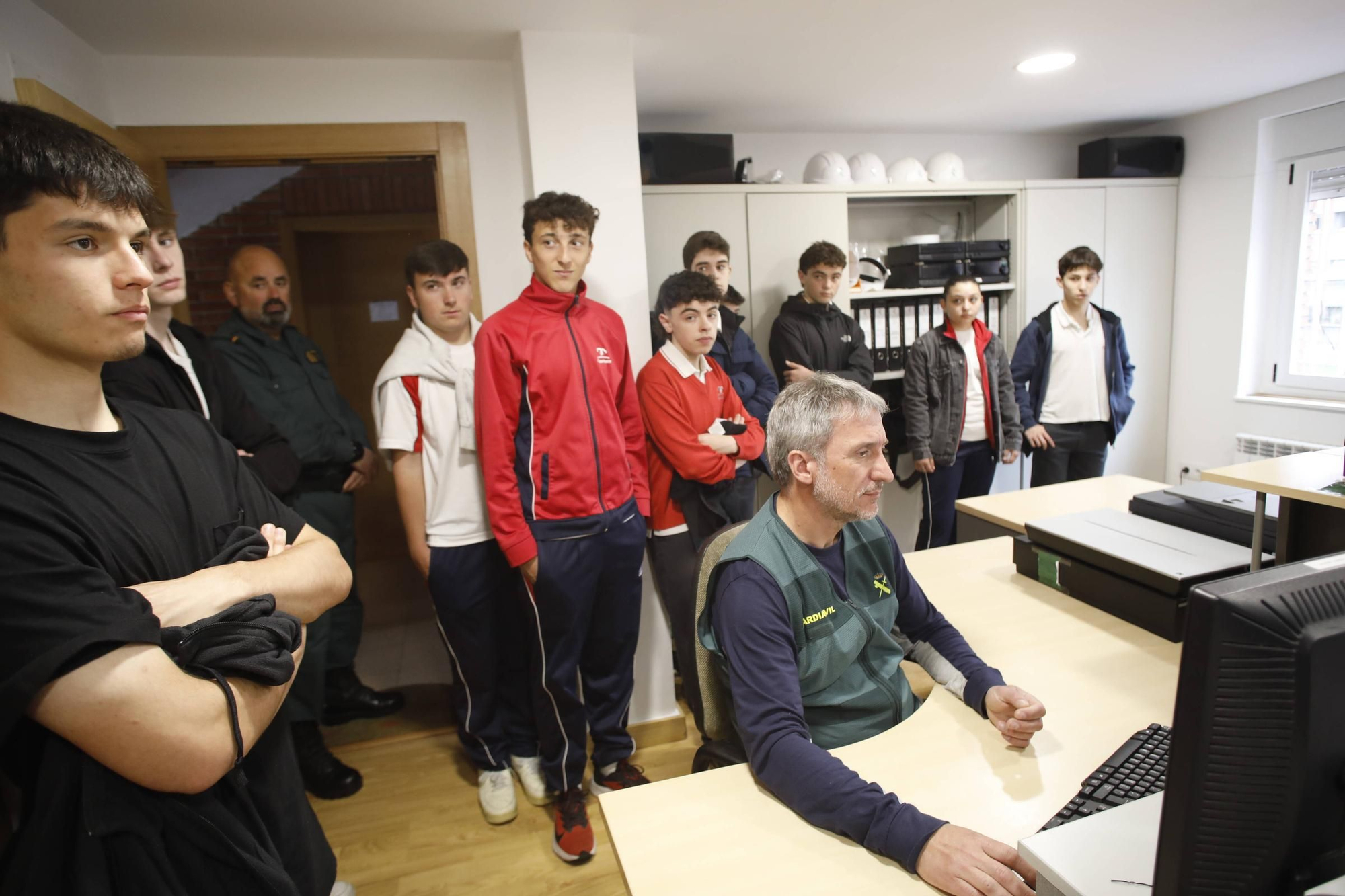 En imágenes: Los alumnos del Corazón de María de Gijón conocen cómo funciona cada unidad de la Guardia Civil