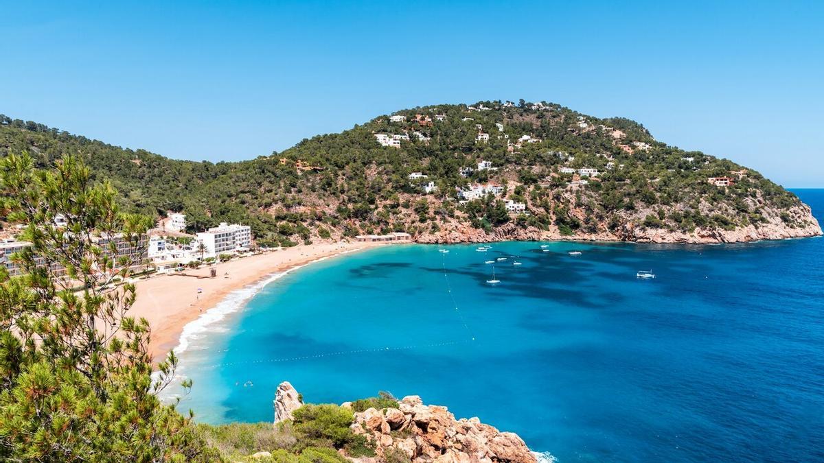 La oferta de hoteles en Ibiza es muy amplia, es importante tener en cuenta diferentes aspectos antes de elegir alojamiento.