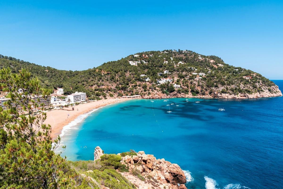 La oferta de hoteles en Ibiza es muy amplia, es importante tener en cuenta diferentes aspectos antes de elegir alojamiento.