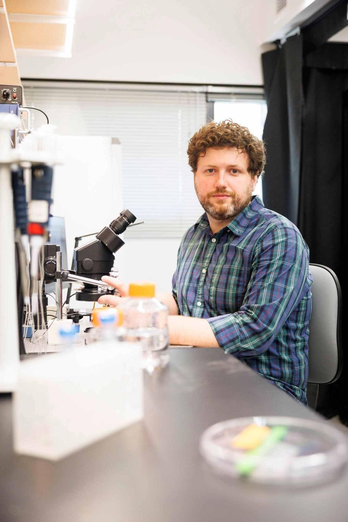 Corey Allard en su laboratorio de la Facultad de Medicina de Harvard.
