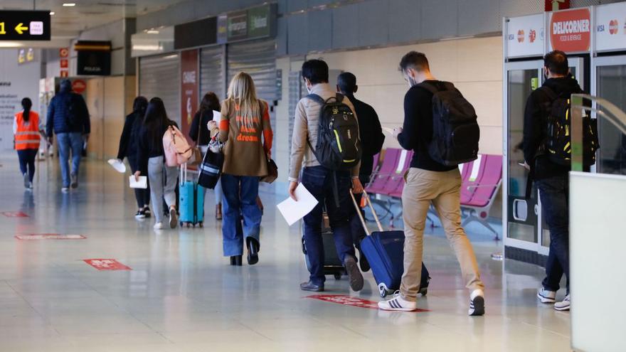 Pasajeros en el interior de la terminal del aeropuerto de Eivissa. | J.A.RIERA