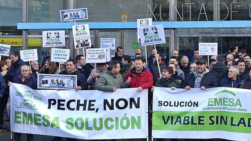 Protesta de trabajadores de Emesa ante la Xunta en A Coruña.   | // L.O.