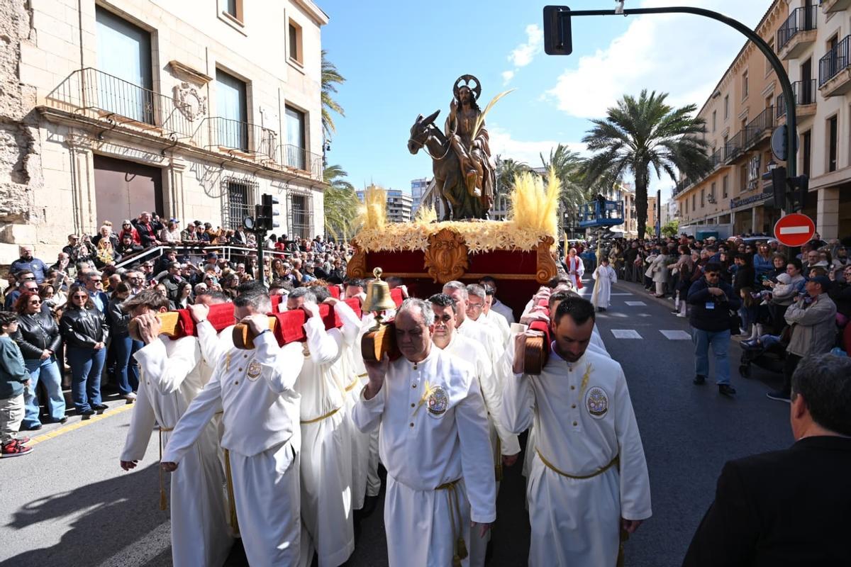 El paso de Jesús Triunfante, junto al Palacio de Altamira.