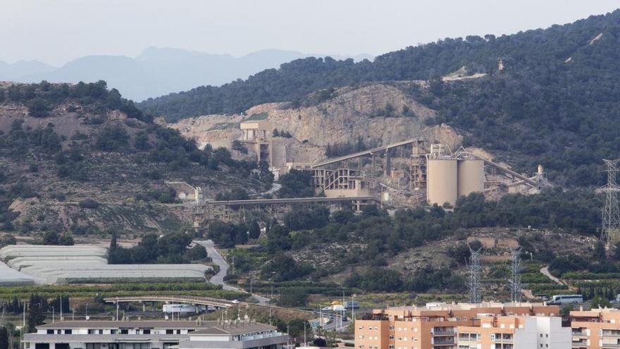 Vista de la cantera que explota Lafarge en Sagunt y el monte protegido anexo.