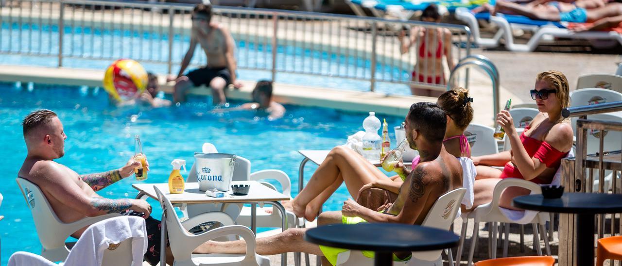 Turistas en la pisicina de un hotel de Benidorm en una imagen de archivo.