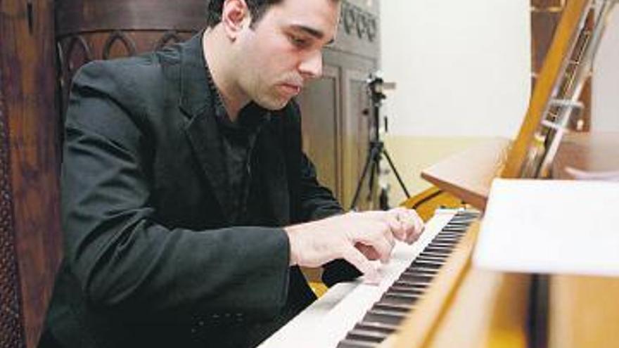 El organista Juan de la Rubia, ayer, durante su concierto.