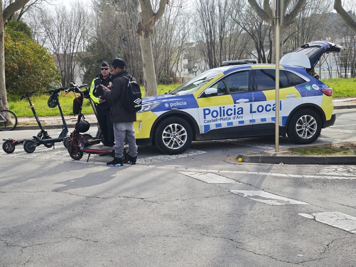 La Policia Local de Platja d'Aro durant un control de patinets elèctrics.