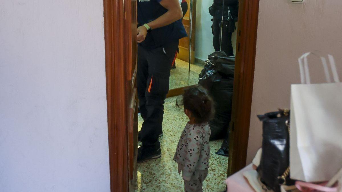 La pequeña observa cómo cambian la cerradura de la casa en la que vivía hasta ayer