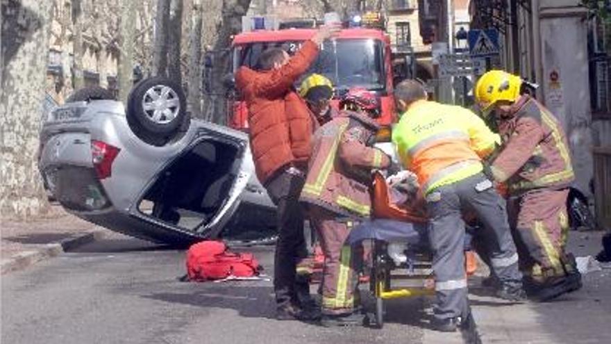 Una de les ferides mentre era atesa al lloc on es va produir l&#039;accident.