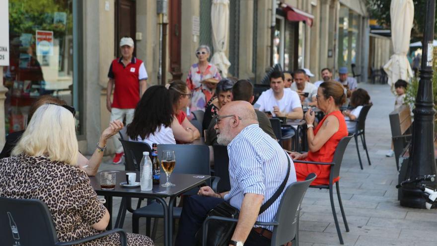 Estradenses disfrutan del terraceo en la Calvo Sotelo. |  Bernabé/ Javier Lalín