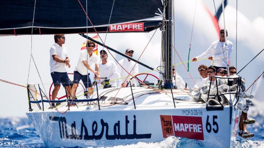 La tripulación del Maserati navega por la bahía de Palma de Mallorca.