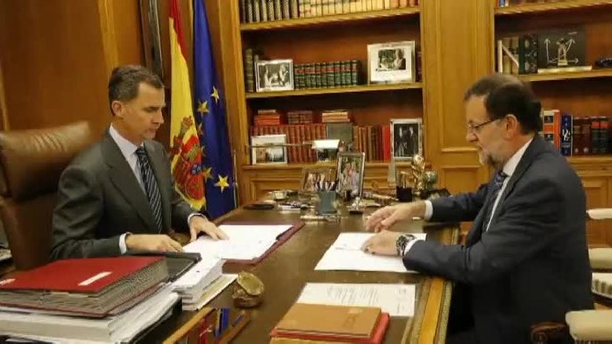 El rey Felipe VI recibe de Rajoy en Zarzuela información de primera mano sobre el desafío independentista