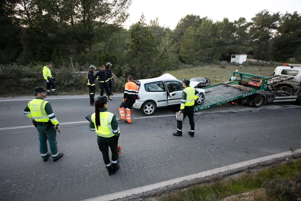 Dos turismos chocaron de forma frontolateral en una curva y los dos conductores tuvieron que ser hospitalizados