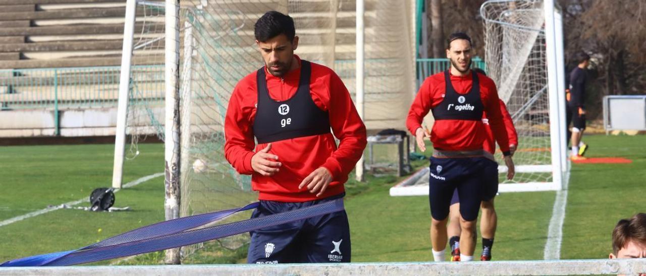 Alberto Jiménez, con Gudelj al fondo, durante un entreno del Córdoba CF.