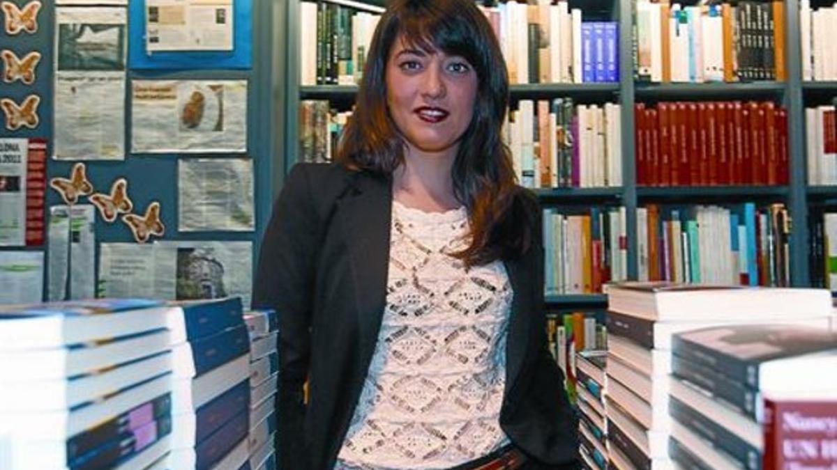 Estel Solé posa en la librería Proa Espais de Barcelona, durante la presentación de su obra premiada, ayer.