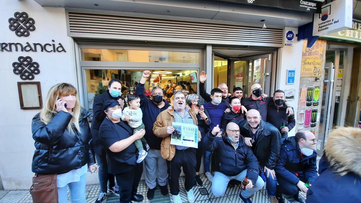 Agraciados celebrar que les ha tocado el primer primero en el Sorteo del Niño en Soria.