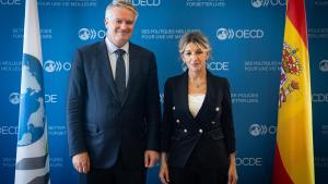 El director general de la OCDE, Mathias Cormann, y la vicepresidenta segunda, Yolanda Díaz, en París.