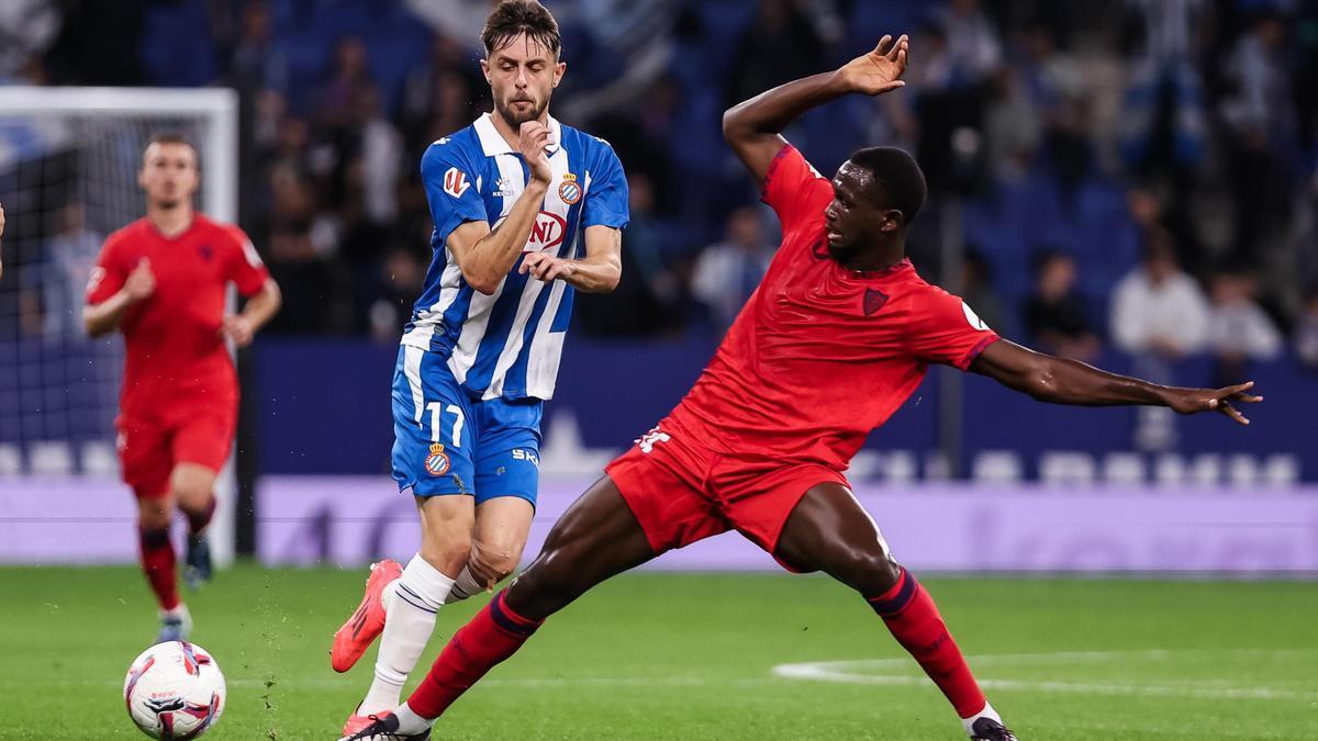 Jofre Carreras of RCD Espanyol and Dodi Lukebakio of Sevilla FC compete for the ball during the Spanish league, La Liga EA Sports, football match played between RCD Espanyol and Sevilla FC at RCDE Stadium on October 25, 2024 in Barcelona, Spain. AFP7 25/10/2024 ONLY FOR USE IN SPAIN. Javier Borrego / AFP7 / Europa Press;2024;SOCCER;SPORT;ZSOCCER;ZSPORT;RCD Espanyol v Sevilla FC - La Liga EA Sports;